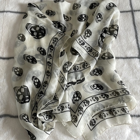 Brand new with tag Alexander McQueen skull chiffon scarf - Picture 4 of 5